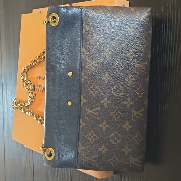 Louis Vuitton, Pallas Shoulder/Crossbody Chain Monogram Canvas Bag with Calfskin - Picture 4 of 16